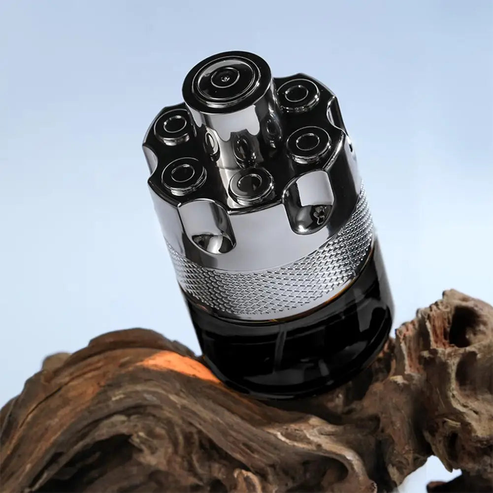 Spicy woody perfume for men