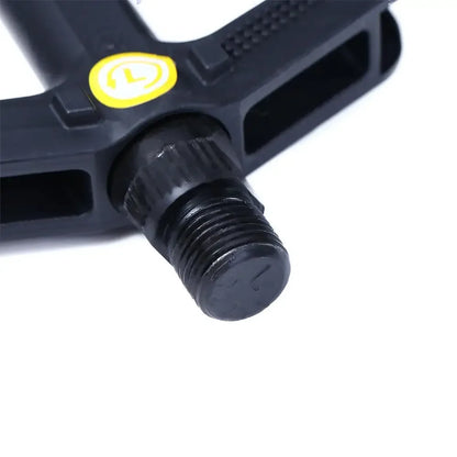 Wide pedal platform for cruiser bikes