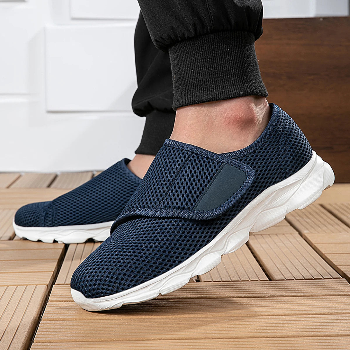 Adjustable diabetic footwear